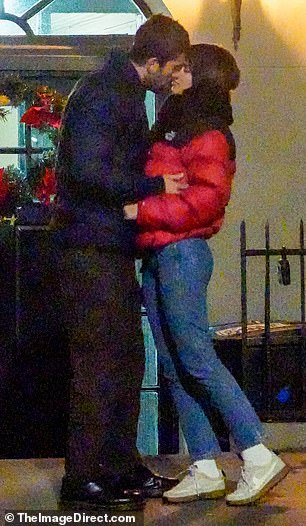 Emily 自从与丈夫分手后与几个男人有联系,包括艺术家 Jack Greer(去年 12 月一起出现)和 DJ Orazio Rispo