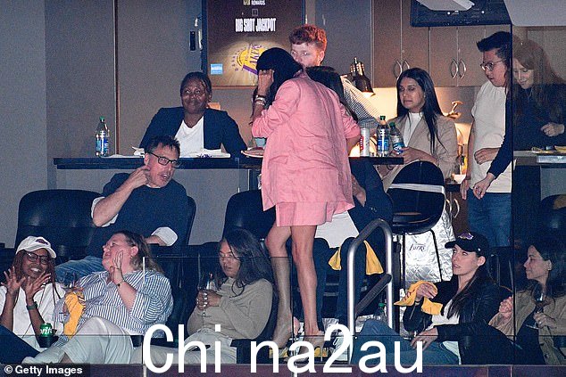 Meghan 身穿一件价值 360 英镑(450 美元)的粉红色亚麻 Sarah Staudinger 西装外套,搭配剪裁精良的短裤,售价 235 英镑(300 美元),看似 525 英镑(650 美元) Purist Pump heels