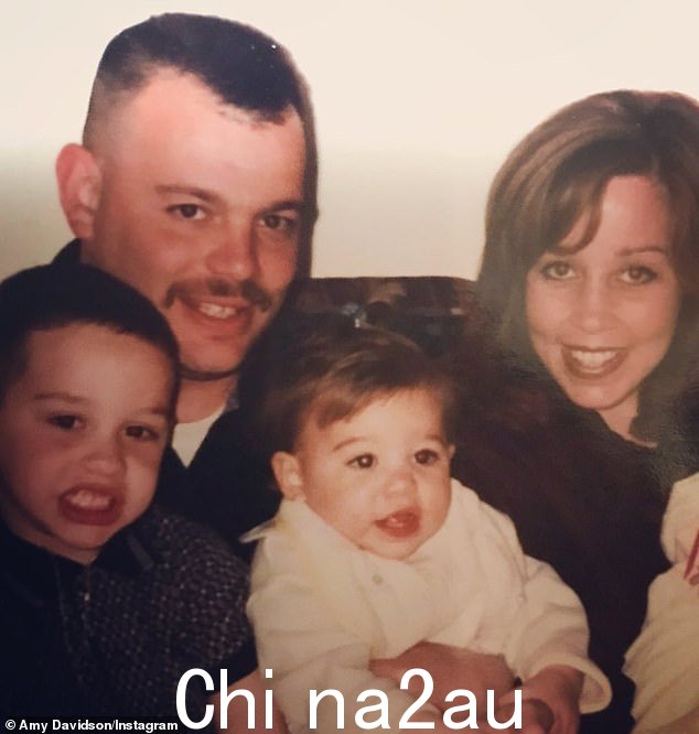 安息吧:在 2001 年 9/11 恐怖袭击期间皮特的消防员父亲斯科特 (2-L) 不幸身亡后,只有他们三个住在史坦顿岛的家中