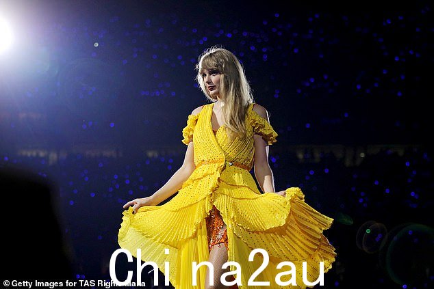 阿隆索与流行音乐、泰勒斯威夫特联系在一起,并在 TikTok 上火上浇油