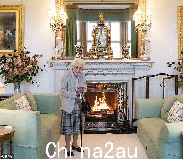 2022 年 9 月 6 日,女王在苏格兰巴尔莫勒尔接受 Liz Truss 之前在客厅拍摄的最后一张照片之一