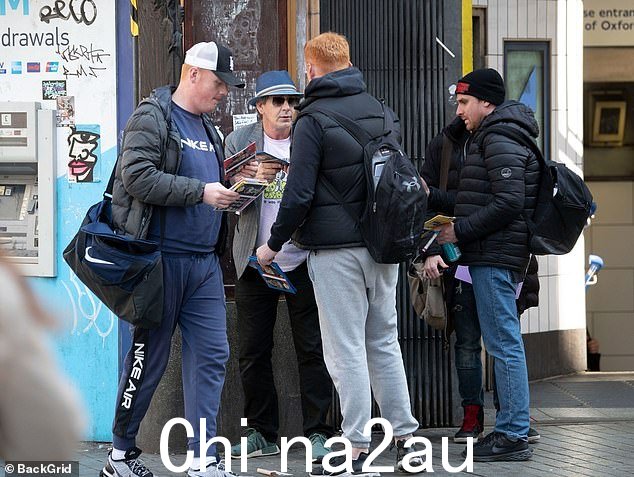 回到 2018 年,这位广受好评的演员透露,他曾被迫从事低薪工作来支付账单