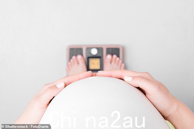 BMI 为 25 及以上的女性现在会被告知她们更有可能需要紧急剖腹产,她们的婴儿需要专科护理(库存图片)