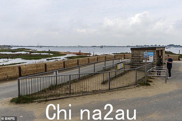 汽车禁止在孤立的沙洲上行驶,只能步行 20 分钟、乘坐新奇的陆上火车或乘坐短途渡轮穿越基督城港