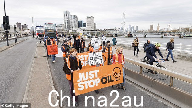 Just Stop Oil 在其新的“公民抵抗运动”的第三天“缓慢行进”穿过首都,再次给伦敦市中心带来高峰时段的混乱(周三早上在滑铁卢桥上拍摄)