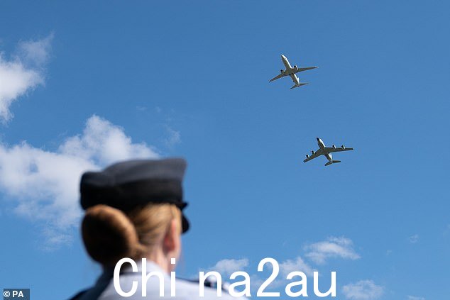 Poseidon MRA1 和 RC-135W Rivet Joint 参加官方加冕飞行表演的彩排