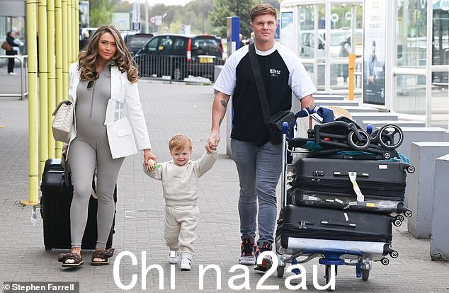家庭:这位美女为她的华丽造型增添了一件白色西装外套和平底鞋,将她的必需品装在一个 Chloe 包里