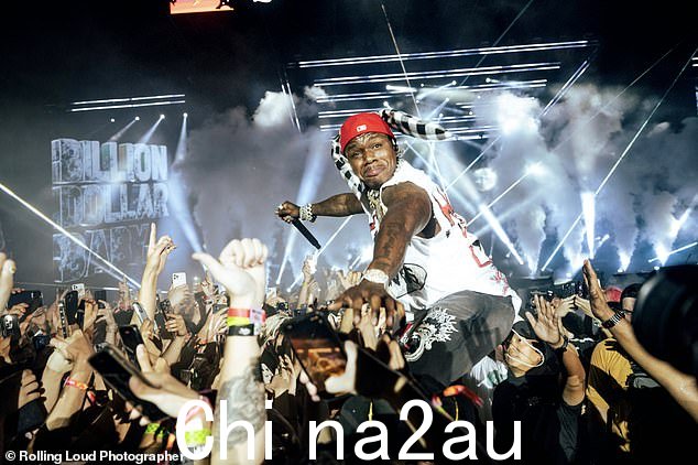 Bouncing:DaBaby 表演期间的疯狂程度很高,因为他唱了一首未发行的歌曲,Shake Sum 让观众在冲浪人群之前品尝他的新音乐