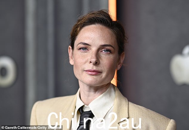 华丽:丽贝卡选择了古铜色底妆、烟熏眼妆和裸色唇膏的迷人妆容