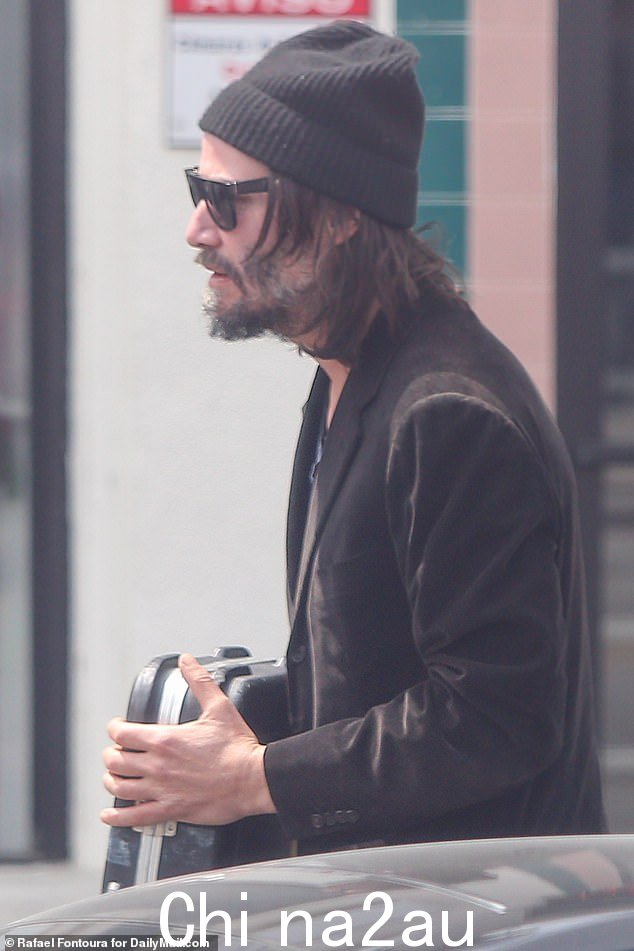 低调:Keanu 穿着一件略微凌乱的标准制服,搭配一条皱巴巴的橄榄色裤子