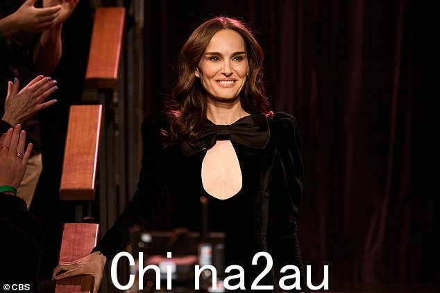 客串演出:娜塔莉·波特曼 (Natalie Portman) 周二在与詹姆斯·柯登 (CBS) 的深夜秀 (The Late Late Show) 中亮相时身穿正面镂空的黑色小礼服” class=