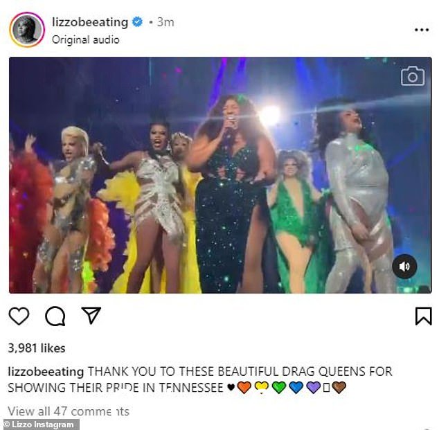 为了声援变装表演者,Lizzo 带来了一群皇后——其中许多人出现在 RuPaul 的变装变装比赛中——在她的诺克斯维尔音乐会期间与她一起登台” class=