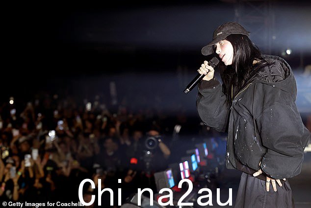 表现:在她接受聊天节目采访之前,她最近在 Coachella 与 Labrinth 一起出人意料地现身(图为音乐节的舞台)