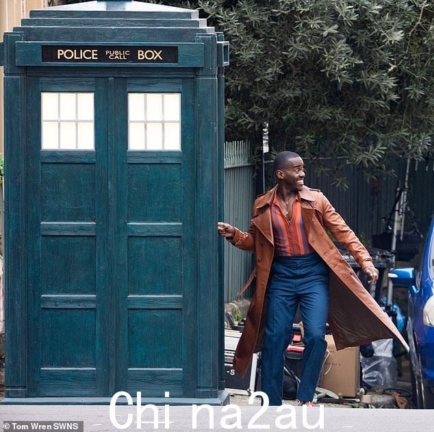 兴奋:Ncuti 在场景中打开标志性 TARDIS 的门时看起来很激动
