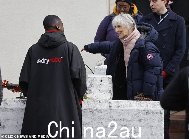 聊天:Ncuti 本周在布里斯托尔拍摄激动人心的场景时并没有回避自己的角色,有人看到他和 Anita 聊天