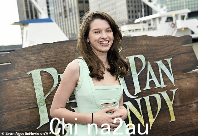 忙碌:Ever 在演艺方面非常追随她母亲的脚步,曾在黑寡妇中饰演年轻的娜塔莎罗曼诺夫和彼得潘与温迪