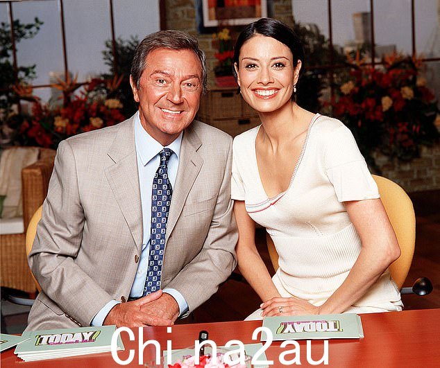 明星:她在 90 年代成名后主持了 Today with Des and Mel(如图)和 The Big Breakfast 等节目