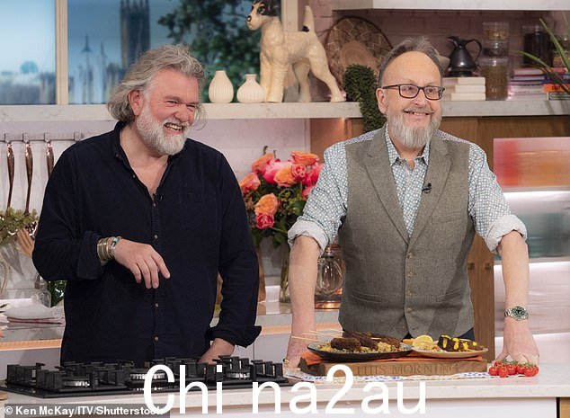 好消息:Hairy Bikers 厨师在与 Si 一起烹饪时再次留起了标志性的胡子,看起来更像他自己