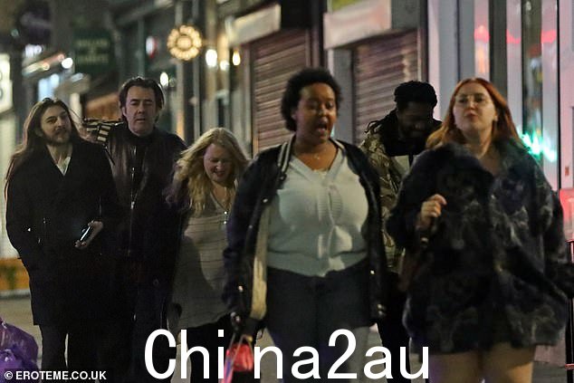 聚会:Honey 的男朋友 Zane Saz 和她的朋友 Muna 都加入了罗斯家族,但 Jonathan 和 Jane 的另一个女儿 Betty 没有出席