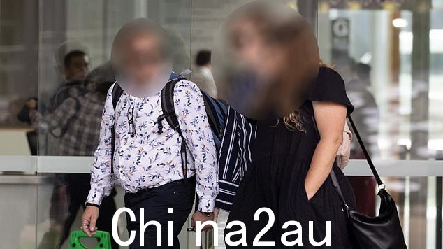 Bourke 走近这名少年并说'我会让你先看看我是谁',然后他开始在商店周围寻找她