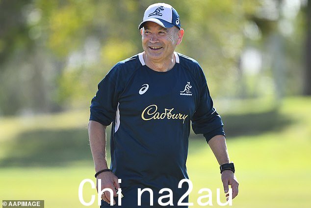 Eddie Jones,最近在黄金海岸的 Wallabies 营地拍摄,众所周知,他喜欢让橄榄球联盟球员和教练参与他的联盟设置