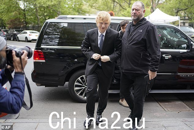 Ed Sheeran,左,于 2023 年 4 月 27 日星期四抵达纽约联邦法院。预计 Sheeran 将在星期四作证,否认有关他的热门歌曲盗用“让我们开始吧”的指控