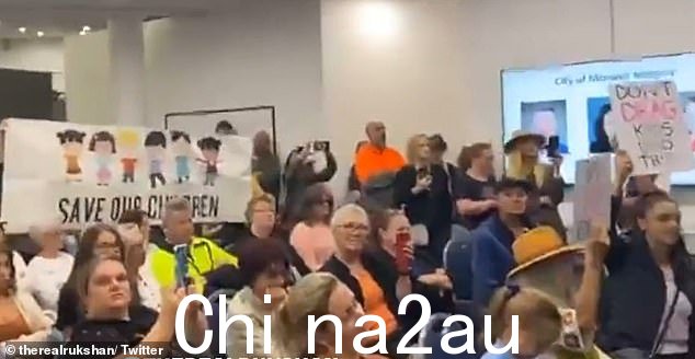 反跨性别抗议者周三晚上冲进莫纳什议会会议,引发混乱