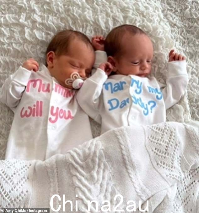 可爱;这位前 TOWIE 明星在 Instagram 上分享了一段甜蜜的视频,当他们的双胞胎穿着 baby-grows 时,First Dates 明星单膝跪地问:'妈妈你愿意嫁给我爸爸吗?'