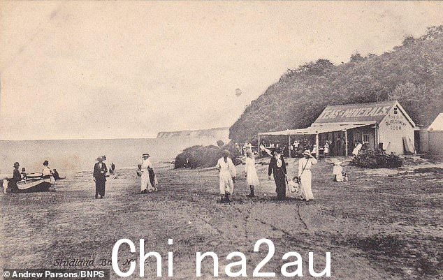 这座木结构建筑是儿童作家伊妮德·布莱顿 (Enid Blyton) 定期去斯图德兰度假期间很可能去过的地方,据说有掉入海中的危险(如图, Studland Bay 海滩上咖啡馆的旧景,来自明信片儿童作家伊妮德·布莱顿 (Enid Blyton) 在定期去斯塔德兰度假时可能去过的地方,据说有掉入海中的危险(图为斯塔德兰湾海滩上一家咖啡馆的旧景,来自明信片) </p> <img id=