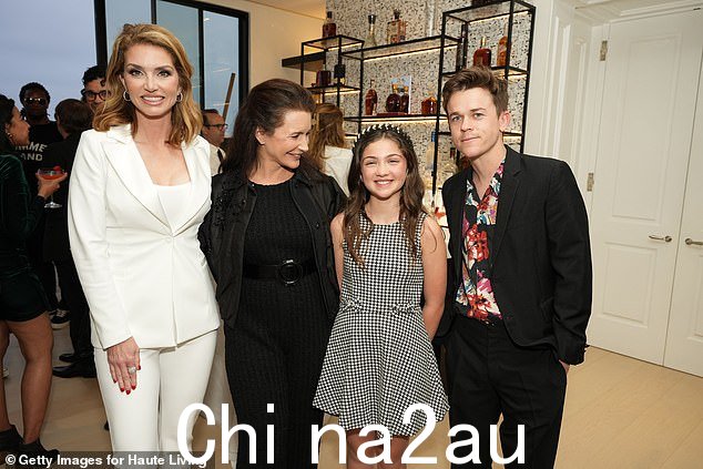现在都在一起了:Cardone、Davis、Scarlett 和 John Owen Lowe