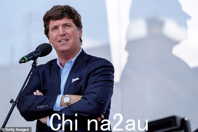 卡尔森在 2016 年在网络上获得了自己的节目,并迅速成为其最受关注的主持人,巩固了他自己的粉丝群和在有线电视新闻中采取一些最极端、极右立场的声誉