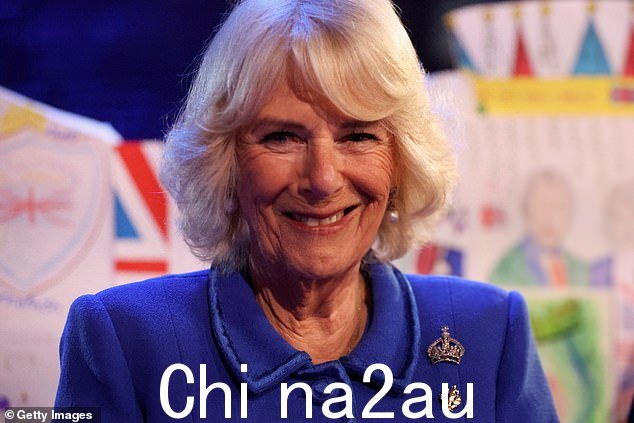 卡米拉的造型师 Jo Hansford 透露,王后不会很快变白,如果她有任何关系的话
