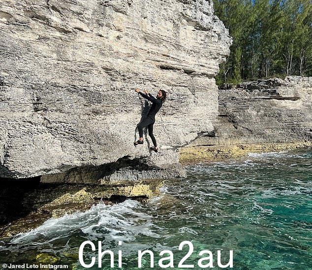 激情:这位歌手是一位狂热的攀岩者,他在攀登下方清澈的海水旁的岩石小悬崖时也表现出对这项运动的热爱