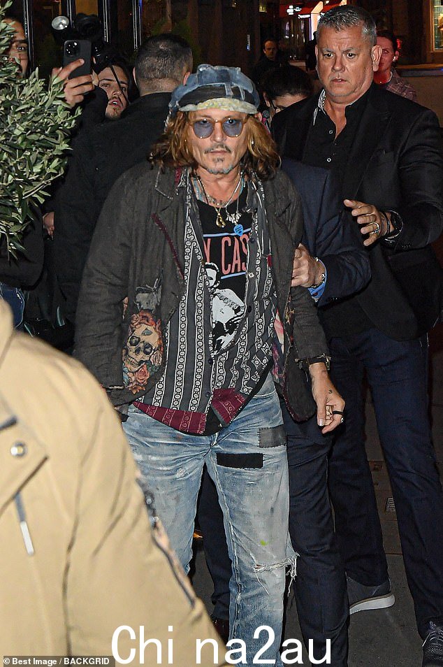 Johnny's look:德普 - 本月早些时候因据报道拒绝海洋 11 而成为头条新闻 - 穿着黑色复古 Johnny Cash T 恤外搭灰色纽扣衬衫和灰色外套”课程=