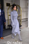 金·卡戴珊 (Kim Kardashian) 在纽约穿上紧身灰色高领连衣裙
