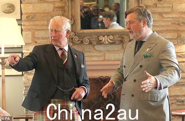 毫无疑问,国王将想念 Michael Fawcett(右),他曾经的贴身男仆、挤牙膏的人以及他说他离不开的那个人