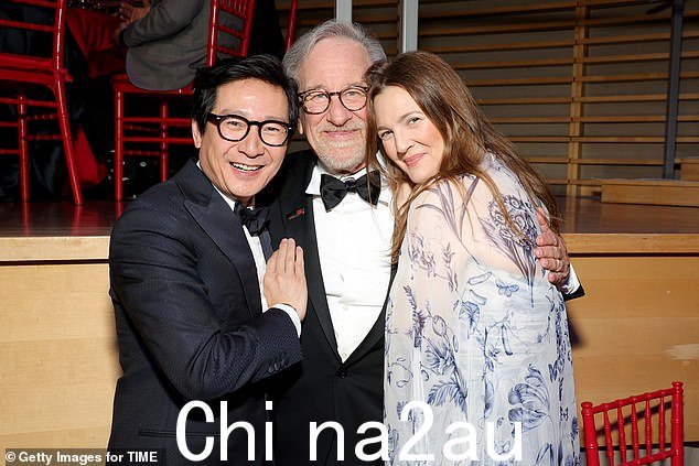 三重奏:Ke Huy Quan 和 Drew Barrymore 与 Steven Spielberg 拥抱