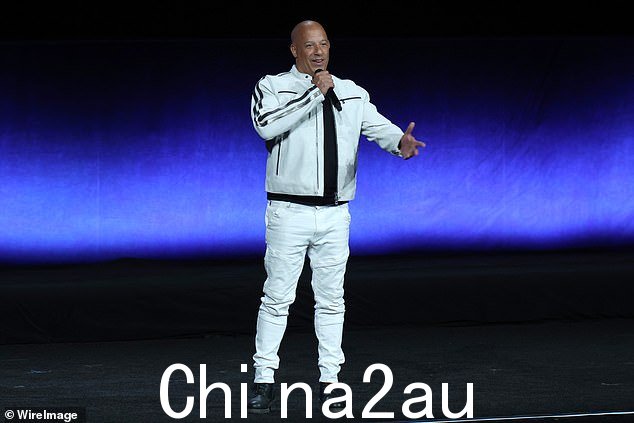 搭配:他在大会上还搭配了白色裤子和黑色鞋子