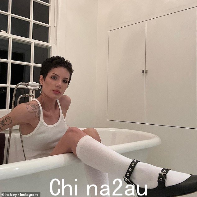 她在 Instagram 上分享了一张包含八张照片的幻灯片,其中包括这位 28 岁的歌手的几张肖像——她使用她/他们的代词——以及一些艺术意象