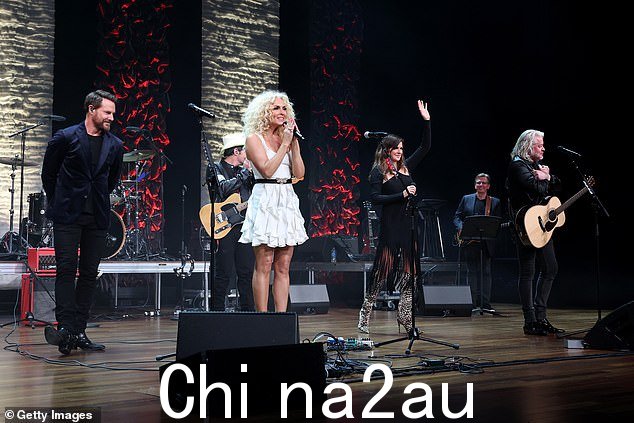 音乐语言:Little Big Town 的 Jimi Westbrook、Brad Paisley、Kimberly Schlapman、Karen Fairchild 和 Phillip Sweet 为观众带来了一生难忘的表演