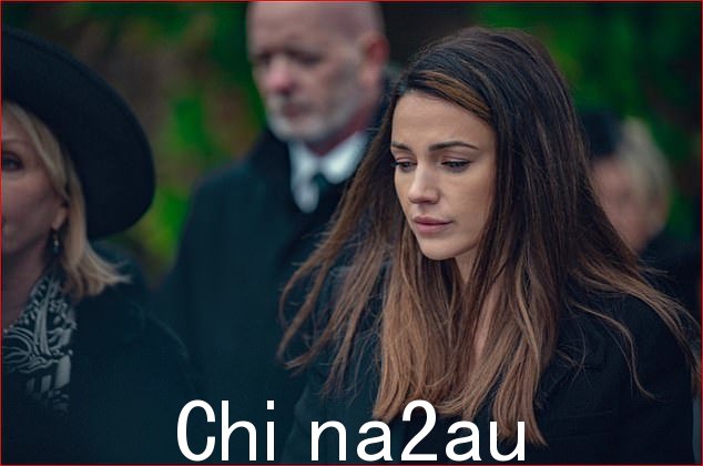 在角色中:米歇尔·基根 (Michelle Keegan) 在她的 Netflix 新剧集《愚弄我一次》(Fool Me Once) 中一瞥,描绘了一个寡妇的形象。