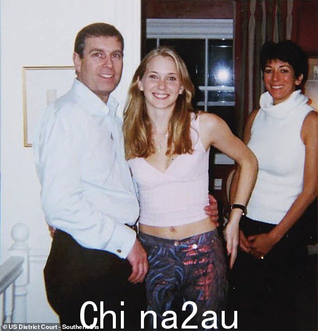 安德鲁王子、Virginia Giuffre 和 Ghislaine Maxwell 在 Maxwell 的马厩里合影留念