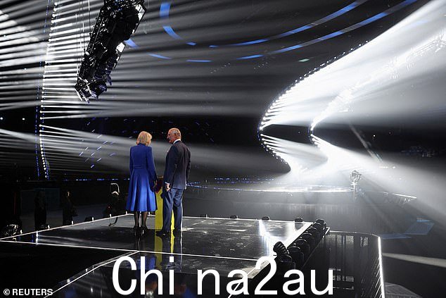 Charles 和 Camilla 参观了后台,会见了制作人员,然后被邀请为竞技场点亮和制作动画,这是第一次展示比赛的舞台