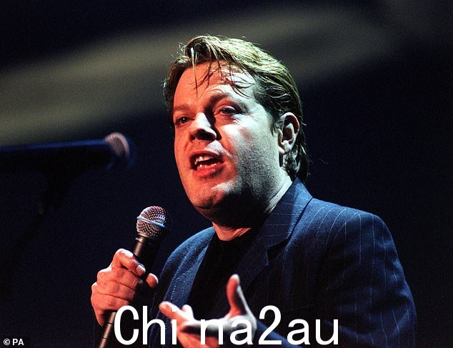 艰难时期:埃迪解释说,她母亲的去世让她“无法”表达自己的想法——以至于当她在戏剧表演中扮演一个女人时,她生病了在她十几岁的寄宿学校(2000 年拍摄)