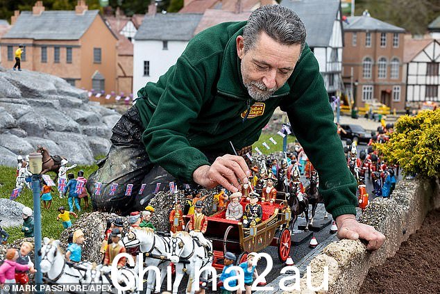 Babbacombe Model Village 的设计师在国王的帽子上画了一抹金色,因为他穿越了'温莎'的场景