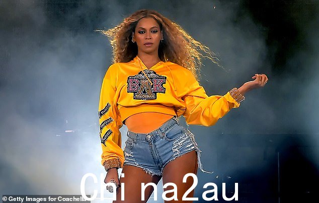 碧昂丝·诺尔斯 (Beyoncé Knowles) 于 2018 年 4 月 14 日在加利福尼亚州印第奥的帝国马球场举行的 Coachella Valley 音乐艺术节周末 1 期间登台表演