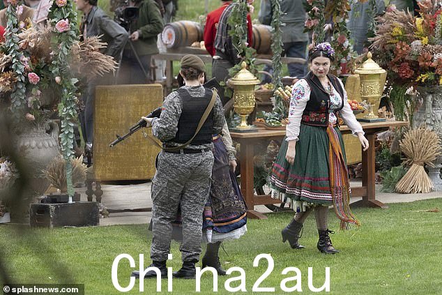 故事情节:剧情将聚焦于‘专制政权宫墙内开始瓦解的一年的故事’