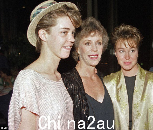 Erin(右)与她的母亲和姐姐 Carrie(左)合照。Erin 于 1995 年与音乐家 Trae Carlson 结婚,并与他共同育有一子 Zachary