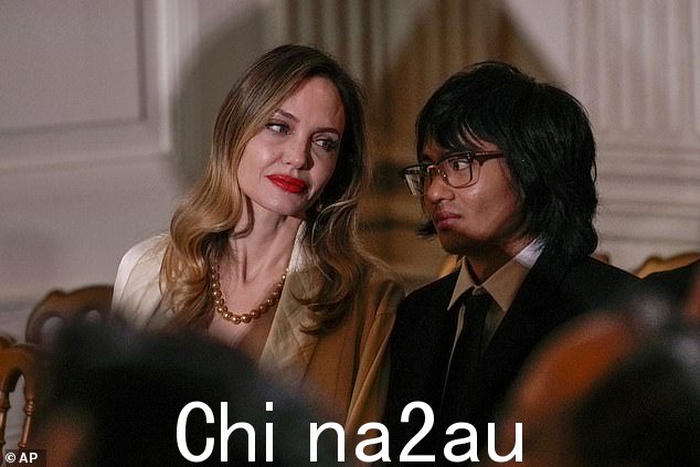 准备行动!安吉丽娜和马多克斯在国宴厅就座,等待晚宴后的娱乐表演