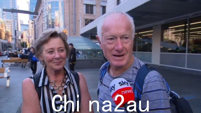 当丹麦王妃跳下轻轨时,朱迪思和迈克正穿过悉尼中央商务区在市政厅。图片:澳大利亚天空新闻。” sizes=